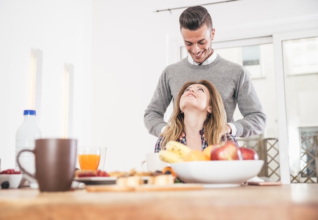 Couple partage des moments d'amour au petit déjeuner