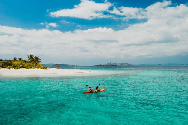 Couple passant du temps sur une belle île tropicale éloignée aux Philippines. Concept de vacances et de style de vie. activités de kayak et de pratique