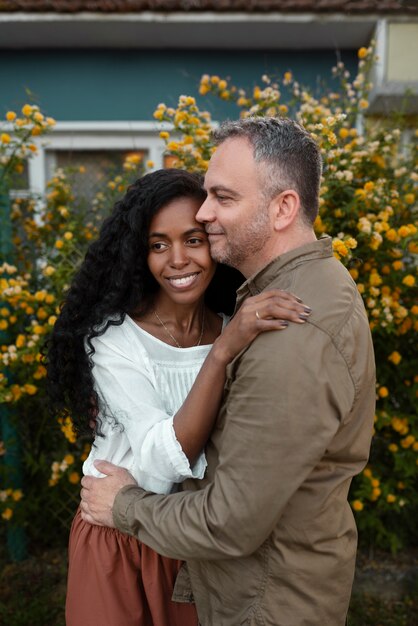 Photo couple passant du temps ensemble dans la nature