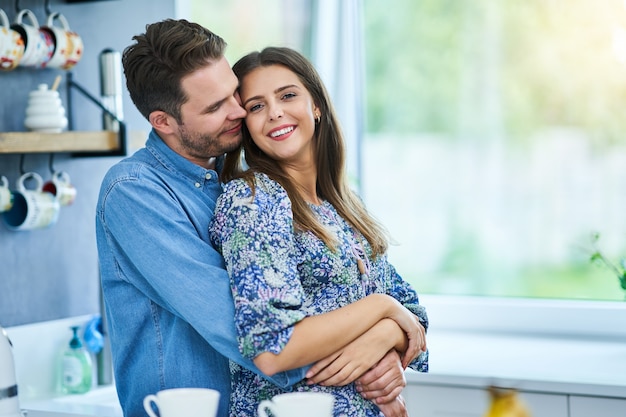 couple passe du temps dans la cuisine