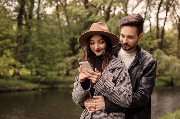 Un couple passe du temps ensemble à l'extérieur