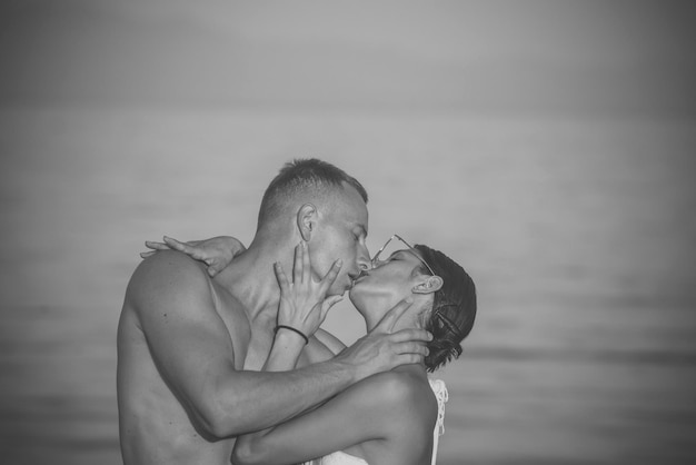 Couple passionné s'embrassant garçon et fille Couple passionné s'embrassant sur l'eau de mer de plage sur fond co