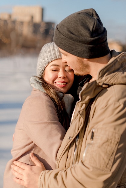 Couple de patinage sur une patinoire en plein air