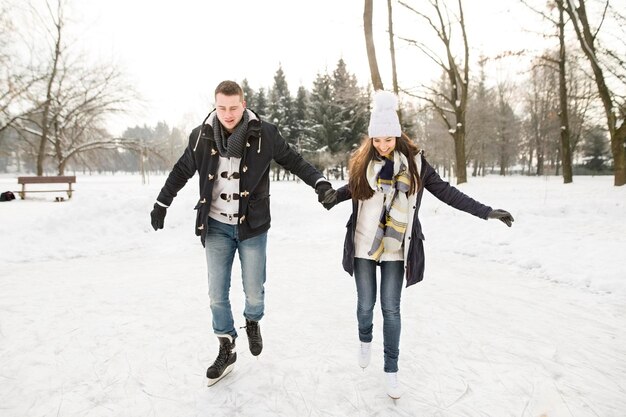 Couple patinant sur un lac gelé