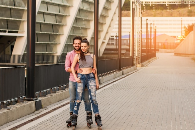 Couple de patineurs souriant.