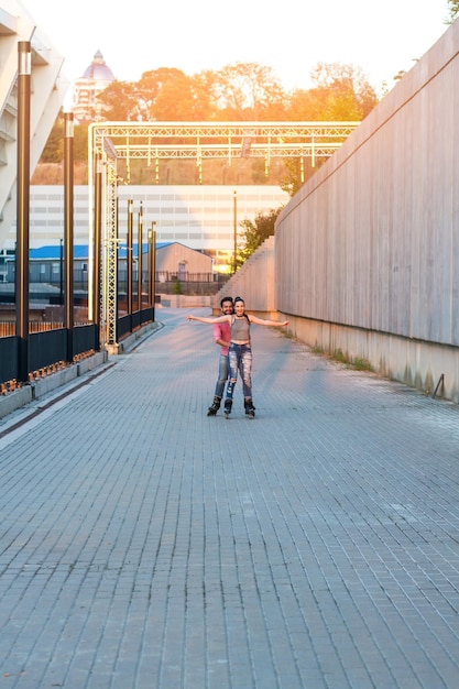 Couple de patins à roues alignées.