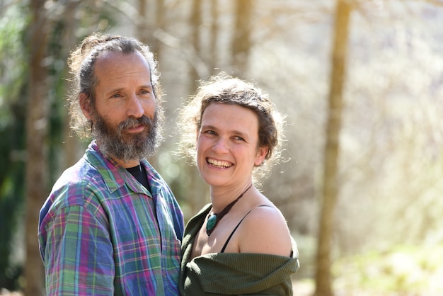 Photo couple de pays dans la forêt en regardant et en riant