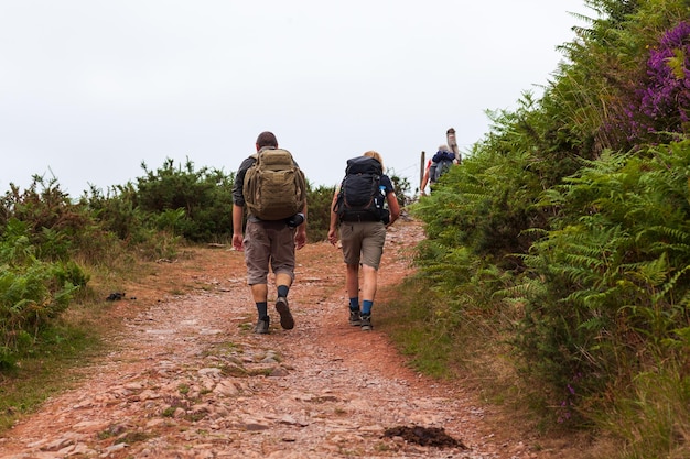 Couple de pèlerins marchant le long du Chemin de Saint-Jacques appelé Camino de Santiago