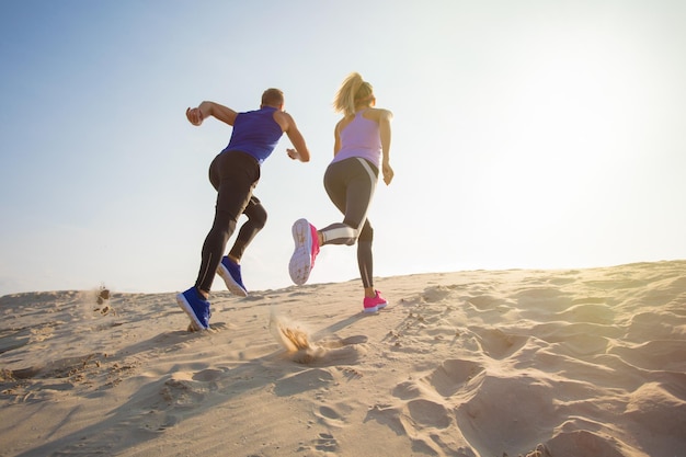 Couple pendant l'entraînement d'endurance à l'extérieur