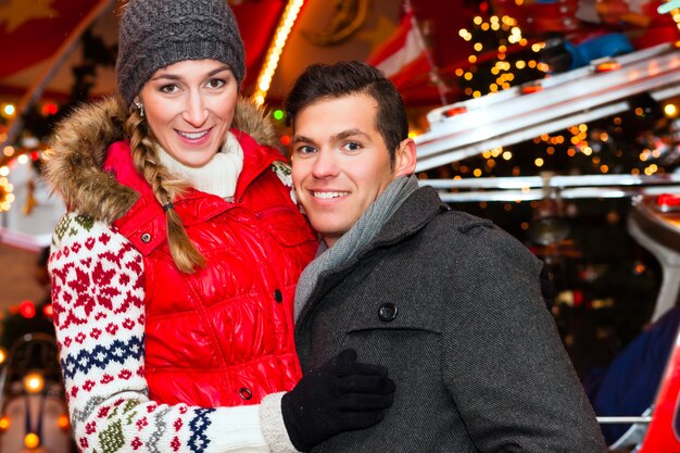 Couple pendant le marché de Noël ou la saison de l'avent