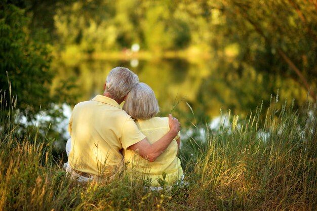 Couple de personnes âgées aimant posant