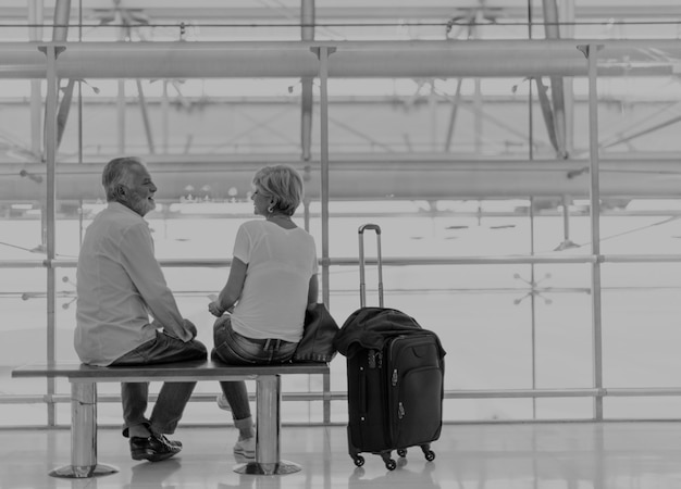 Couple De Personnes âgées En Attente D'embarquement à L'intérieur De L'aéroport