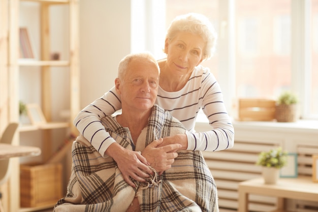 Couple de personnes âgées au soleil