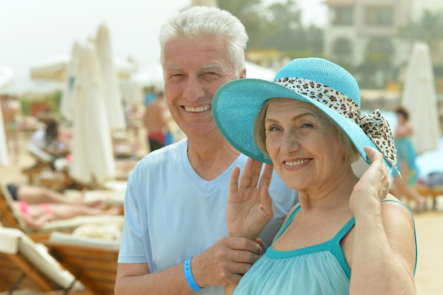 Couple de personnes âgées au tropic hotel resort