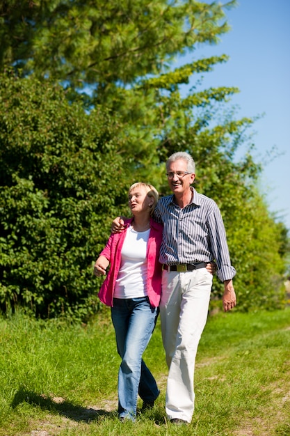 Couple de personnes âgées ayant à pied