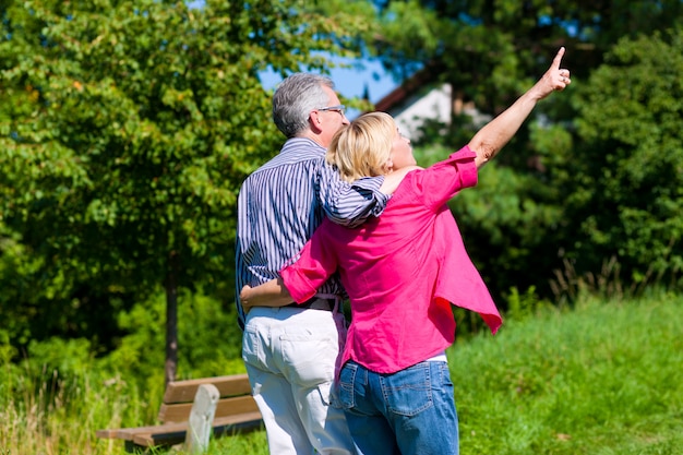 Couple de personnes âgées ayant à pied