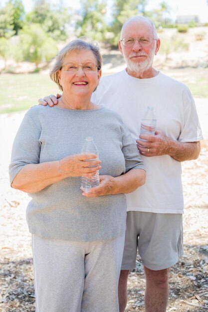 Un couple de personnes âgées en bonne santé avec des bouteilles d'eau