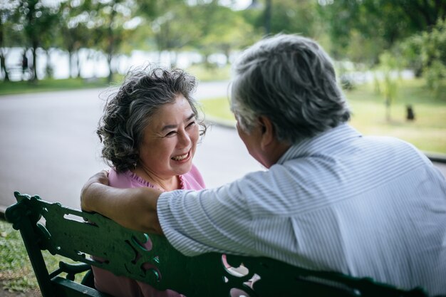 Couple De Personnes âgées En Bonne Santé Sièges Relaxants Sur Le Banc Dans Le Parc