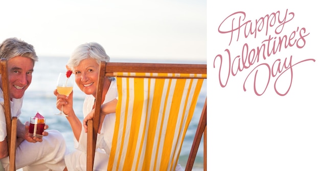 Photo couple de personnes âgées buvant un cocktail contre un joli message de la saint-valentin