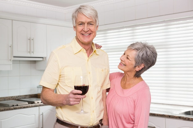 Couple de personnes âgées buvant du vin rouge