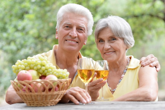 Couple de personnes âgées buvant du vin