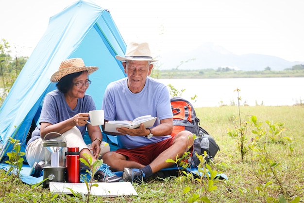 couple de personnes âgées camping dans la nature