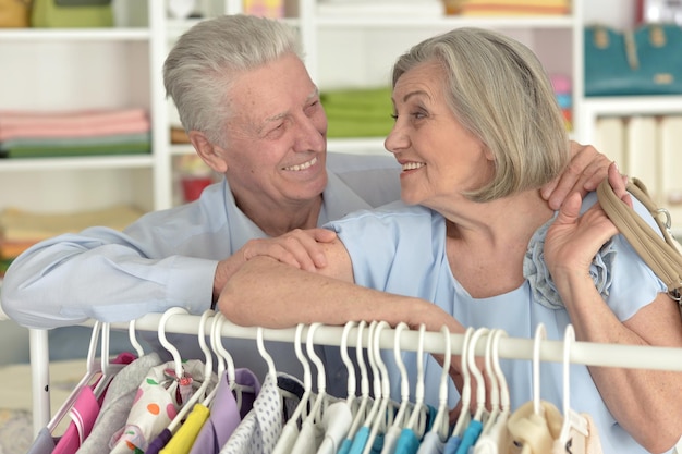 Couple de personnes âgées choisissant une chemise