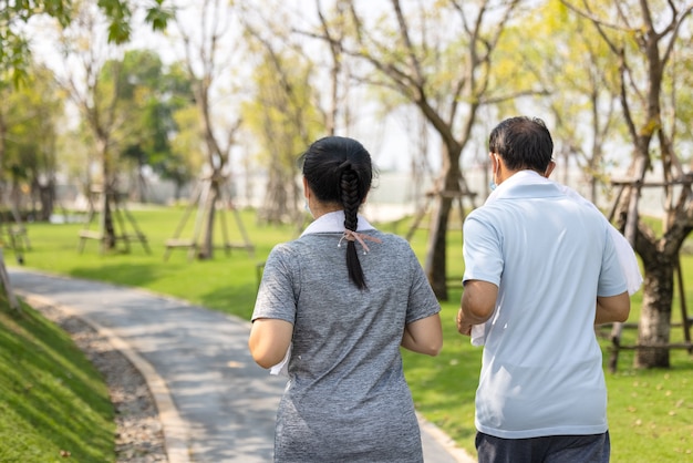 Couple de personnes âgées Continuez simplement Restez actif, restez bien