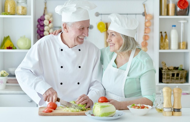 Couple de personnes âgées à la cuisine cuisine