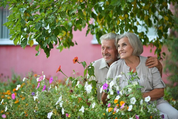 Couple de personnes âgées dans le parc d'été