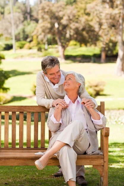 Couple de personnes âgées dans le parc