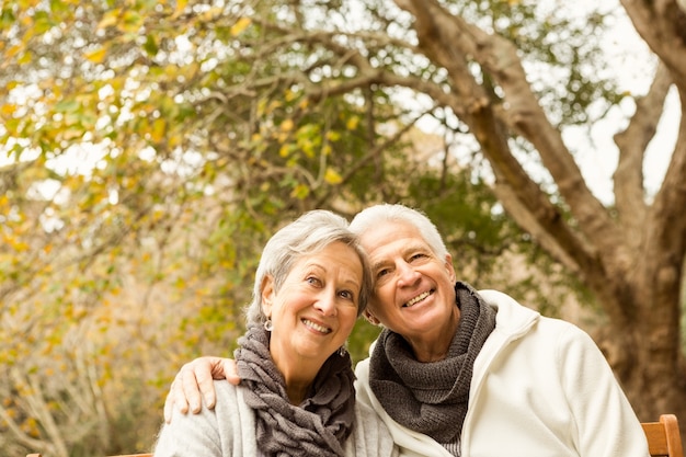 Couple de personnes âgées dans le parc