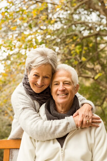 Couple de personnes âgées dans le parc