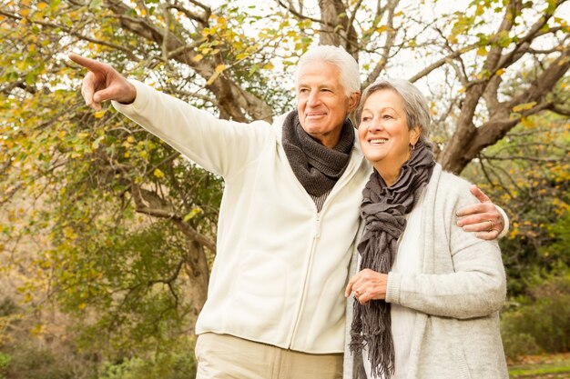 Couple de personnes âgées dans le parc