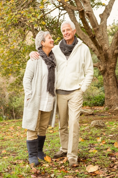 Couple de personnes âgées dans le parc