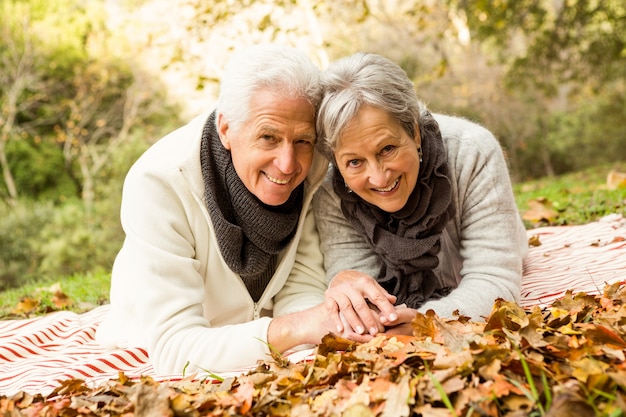 Couple de personnes âgées dans le parc