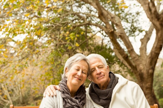 Couple de personnes âgées dans le parc