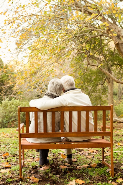 Couple de personnes âgées dans le parc