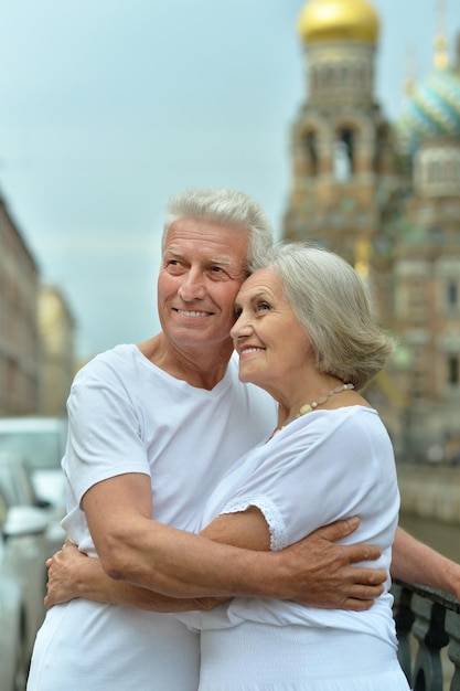 Couple de personnes âgées dans la rue de la ville