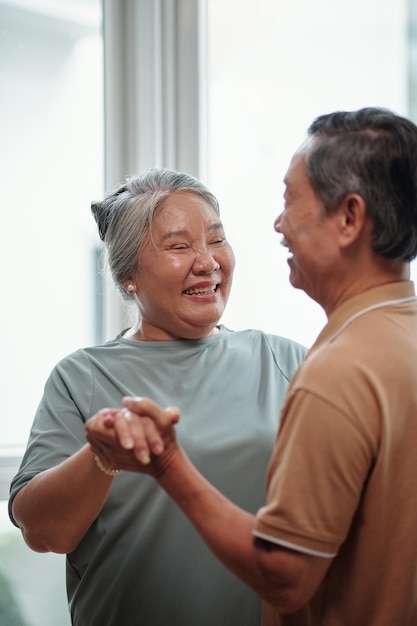 Couple de personnes âgées dansant