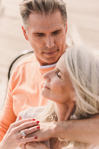 Couple de personnes âgées datant à l'extérieur