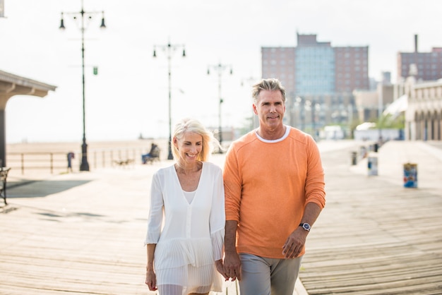 Couple de personnes âgées datant à l'extérieur