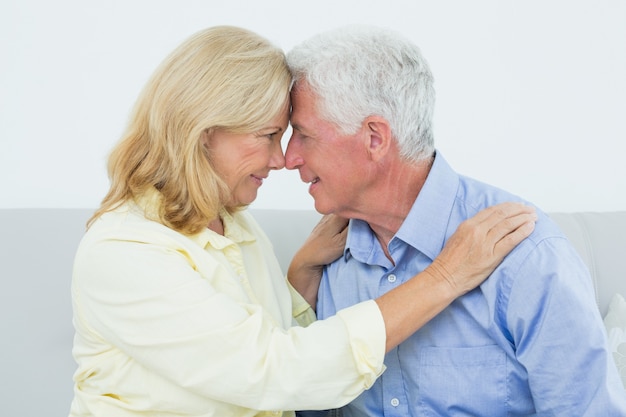 Couple de personnes âgées détendu romantique à la maison