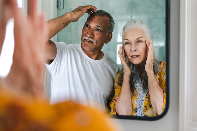 Couple de personnes âgées devant un miroir