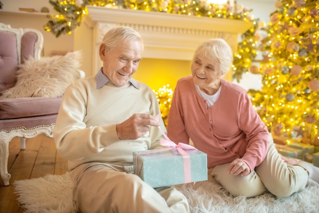 Couple de personnes âgées échanger des cadeaux