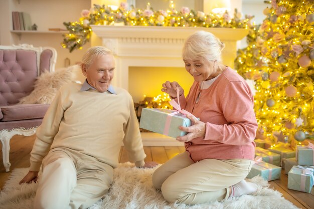 Couple de personnes âgées échanger des cadeaux