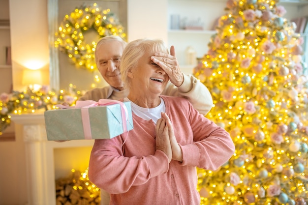 Couple de personnes âgées échanger des cadeaux