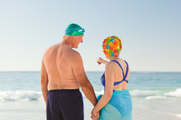 Couple de personnes âgées énamouré à la plage