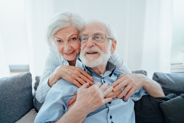 Couple de personnes âgées ensemble à la maison, moments heureux - Personnes âgées prenant soin les unes des autres, grands-parents amoureux - concepts sur le mode de vie et les relations des personnes âgées