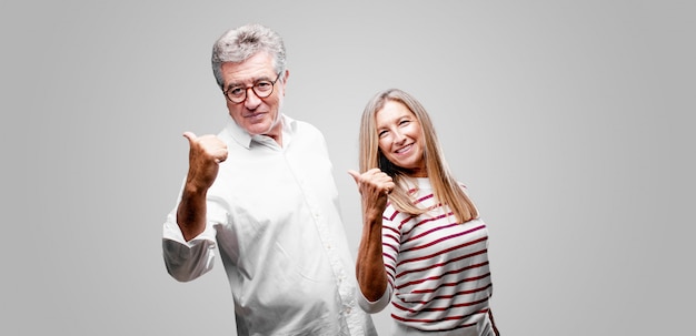 Photo couple de personnes âgées exprimant un concept